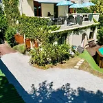 B&B \
