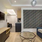 Superb Apartment In The Heart Of The Peninsula - Air-Conditioned