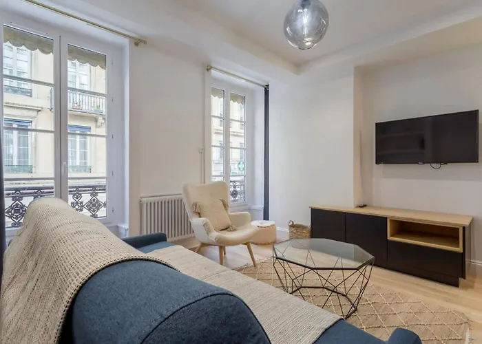 Superb Apartment In The Heart Of The Peninsula - Air-Conditioned