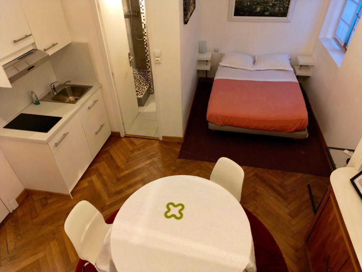 B&B 