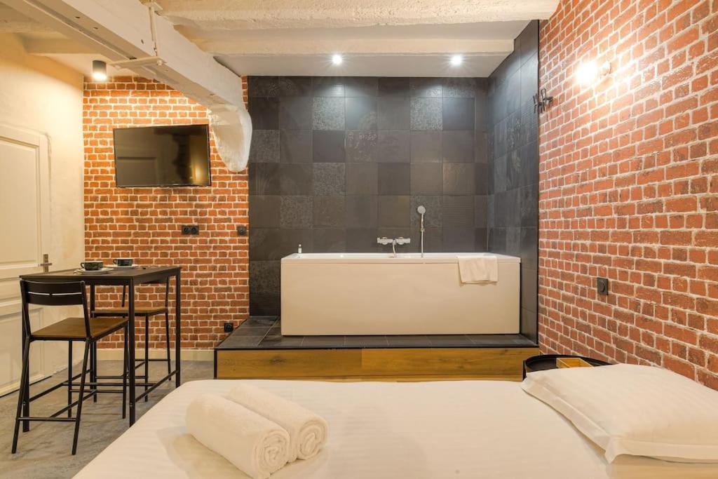 Industrial-style With Bathtub, Vieux-lyon Apartment Lyon
