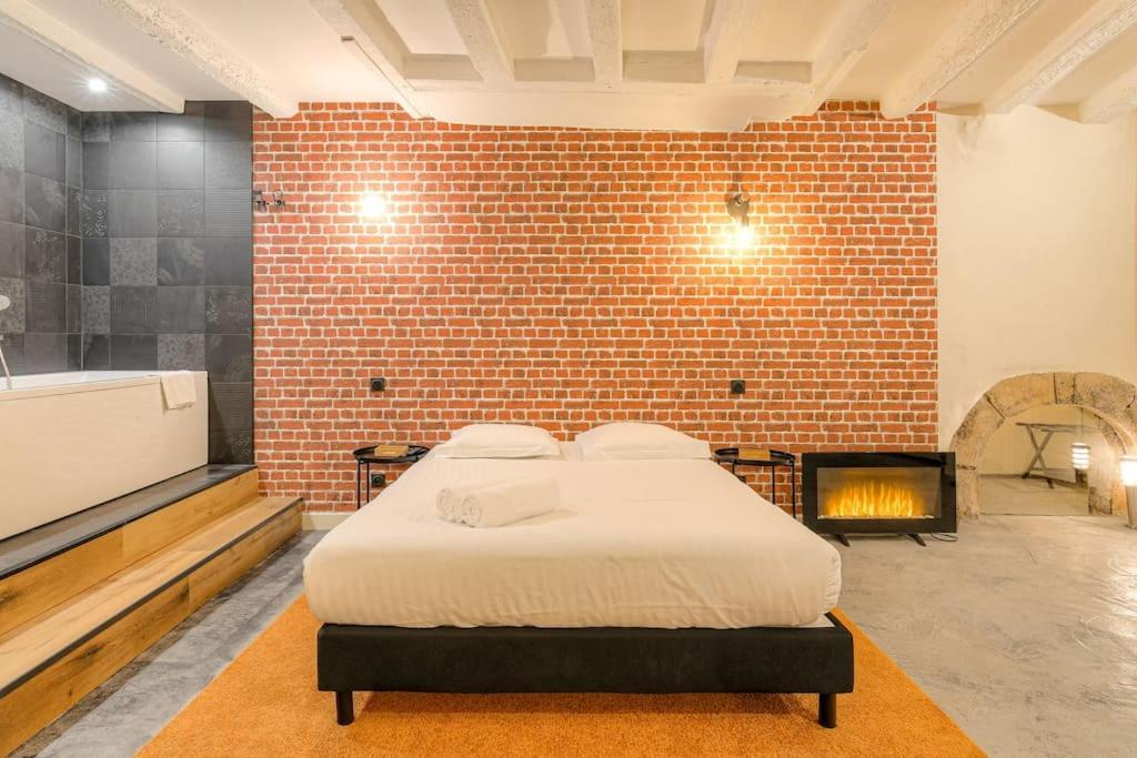 Apartment Industrial-style With Bathtub, Vieux-lyon