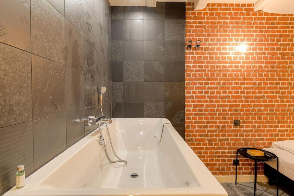 Industrial-style With Bathtub, Vieux-lyon Apartment *