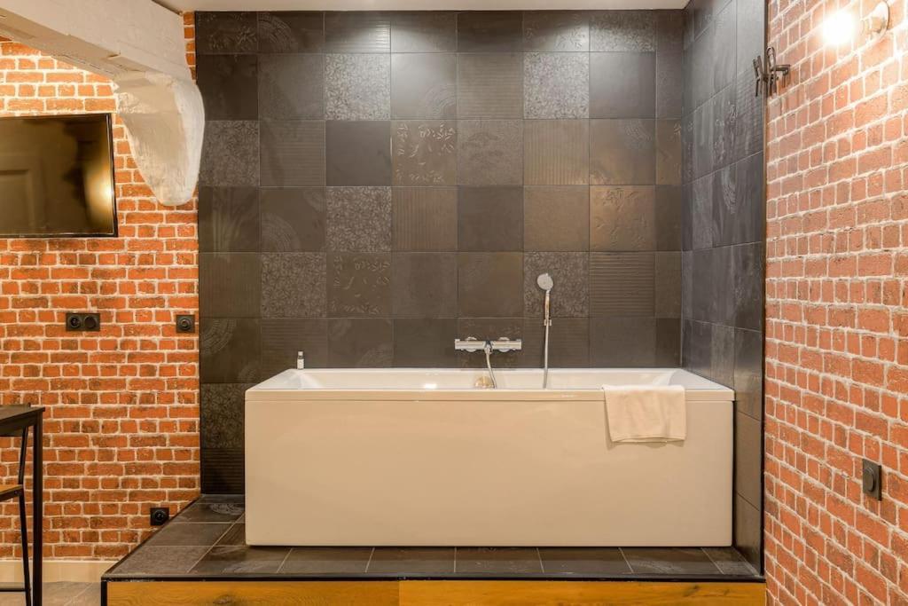 Industrial-style With Bathtub, Vieux-lyon Apartment *