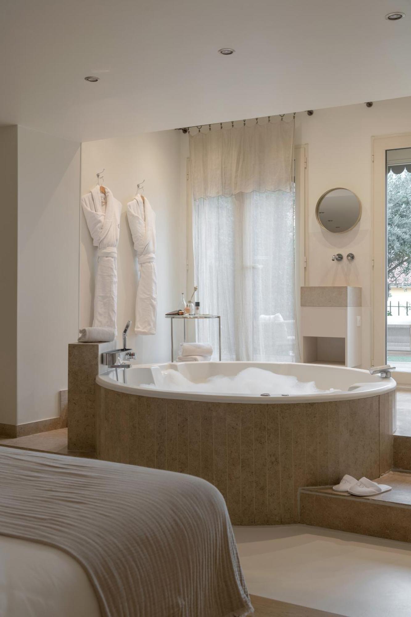 Mihotel Le Gourguillon Hotel