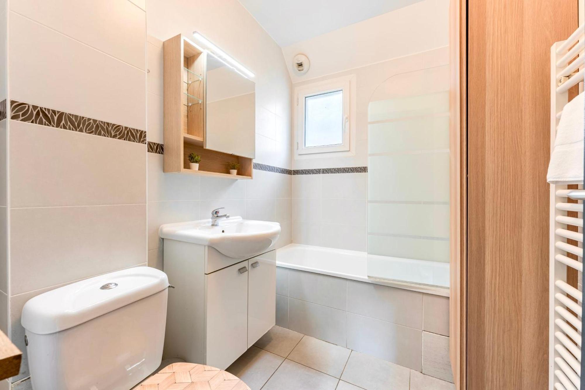 Le Murier - Maison De Avec Patio Parking - 6 Pers * Lyon
