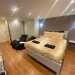 Jacuzzi En Duplex A 5 Minutes Du Centre Ville A Pied