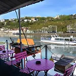 Room In Studio - Mini Studio Peniche Au Coeur De Lyon, Insolite Et Calme