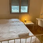 Chambre Confortable Avec Un Lit Double