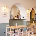 Le Phenix Hotel