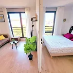 Le Valmy: Appartement Lumineux Au Pied Du Metro