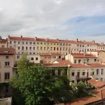 La Haut Sur La Colline