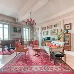 Guestready - Lyon Literary Retreat Amidst Antiques