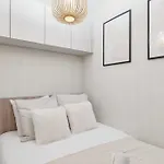 Escapade Lyonnaise - 6 Person Apartment In Sans Soucis