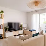 Cozy And Charming Centrally Located Apartment