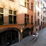 La Grotte De La Baleine Du Vieux Lyon Ail