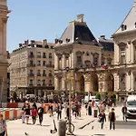 Le Royale Haussman Junior Suite - Louis Pradel