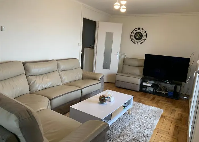 Chambre Confortable Avec Un Lit Double