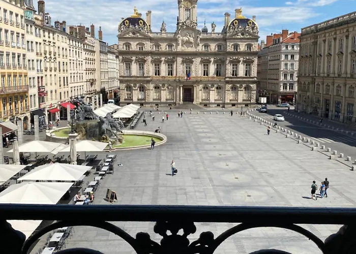 Vue Place Des Terreaux-4 Voyageurs