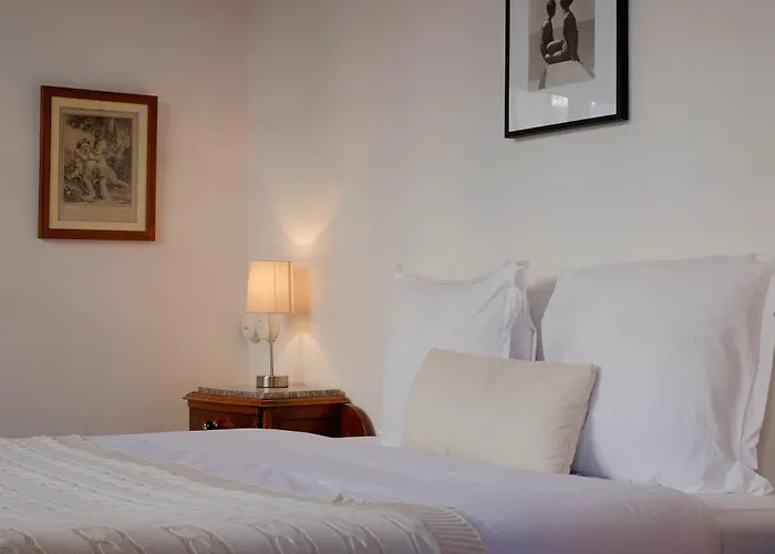 Honore - Hotel Pour Nomades Reveurs - 7 Jean Fabre