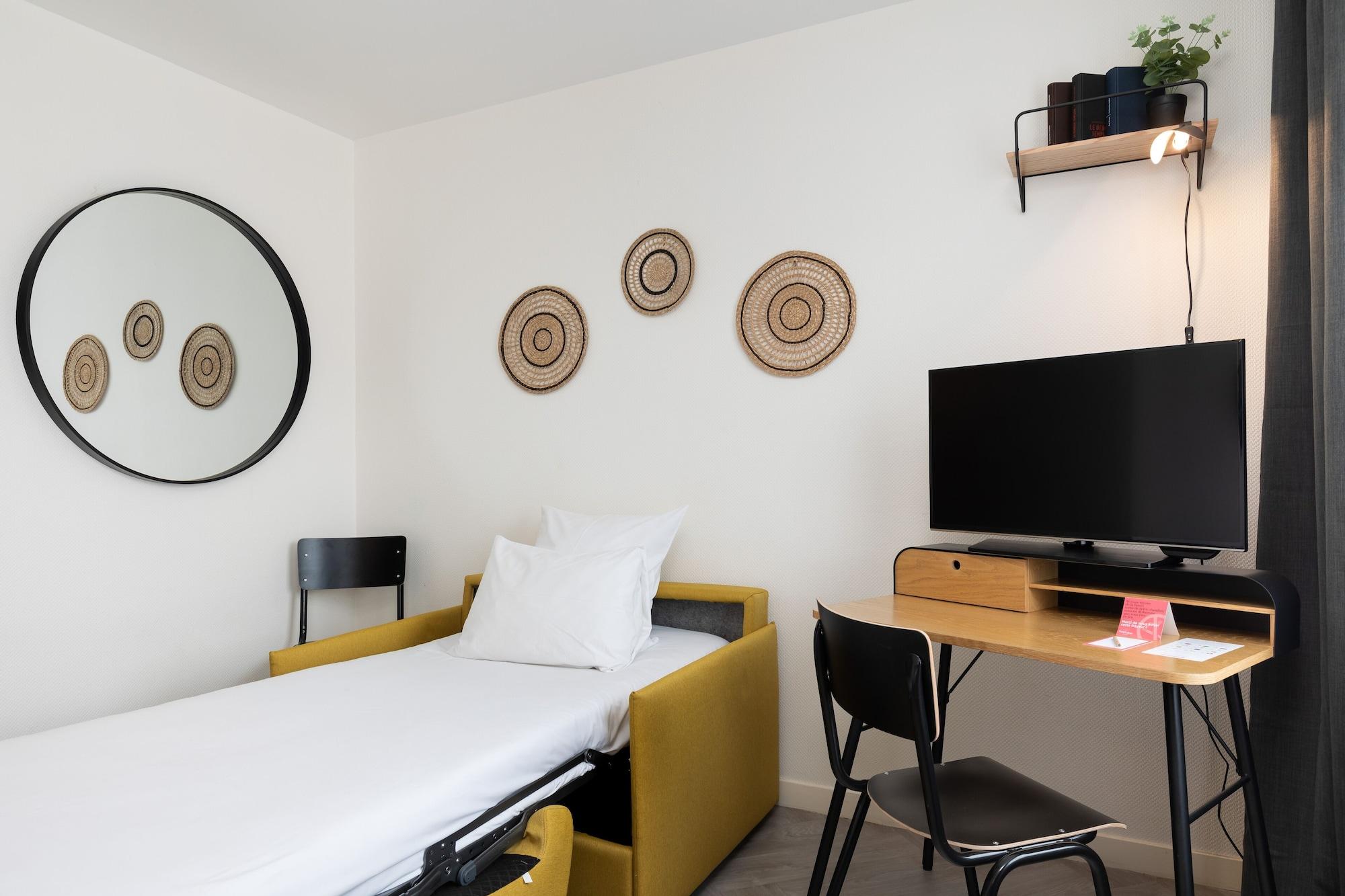 Chromatics & Restaurant Hill Club By Happyculture Hotel