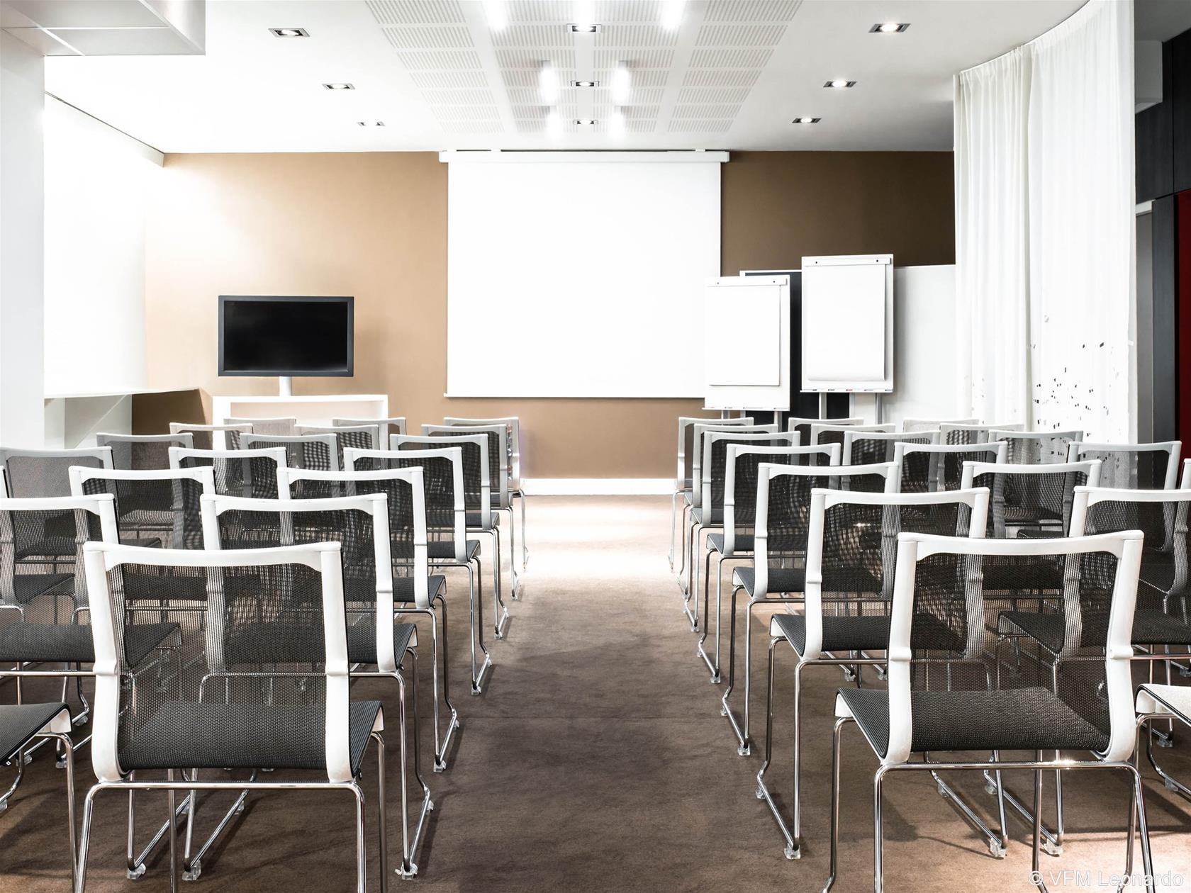 Novotel Centre-confluence Bord De Saone 4*