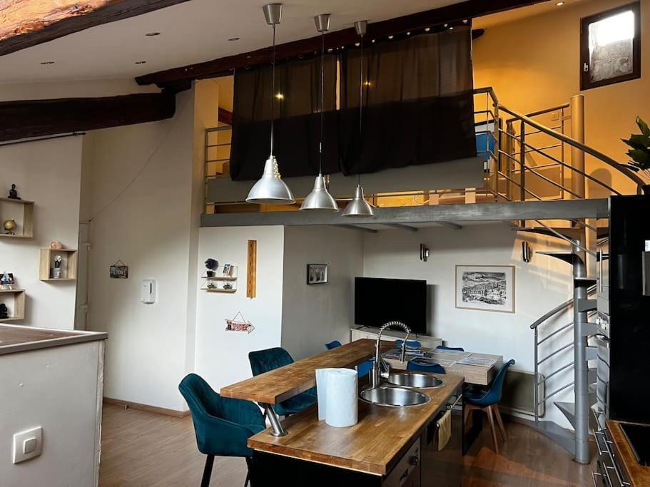 Pepite Rare 8 Personnes Au Coeur Battant Du Vieux Appartement Lyon