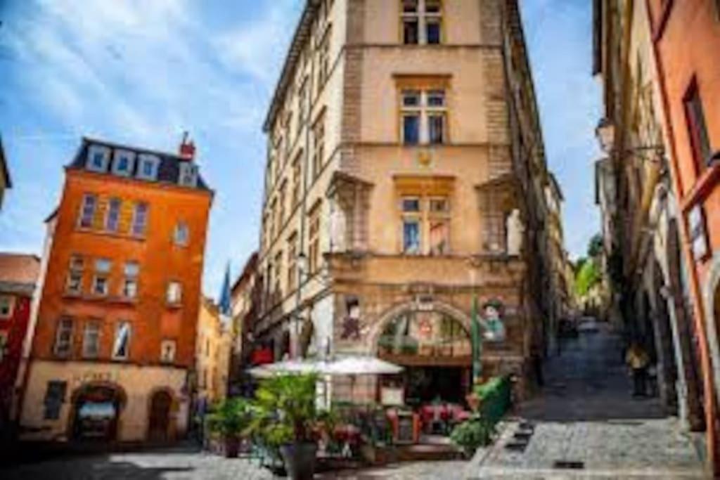 Pepite Rare 8 Personnes Au Coeur Battant Du Vieux * Lyon
