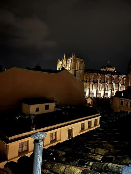 Pepite Rare 8 Personnes Au Coeur Battant Du Vieux Appartement Lyon