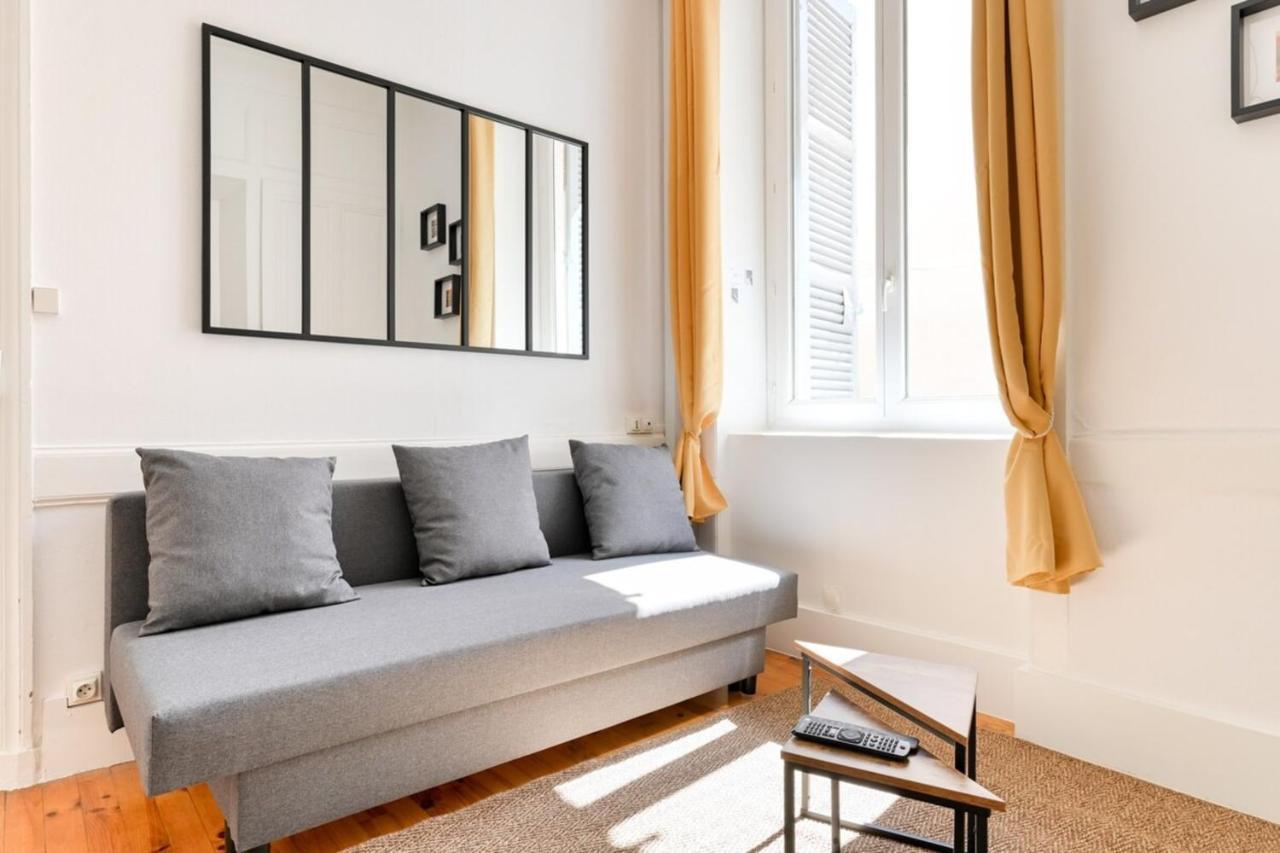 Apartment 2 Pers Atypique Avec Terrasse-metro Valmycharming 2 People Unique *