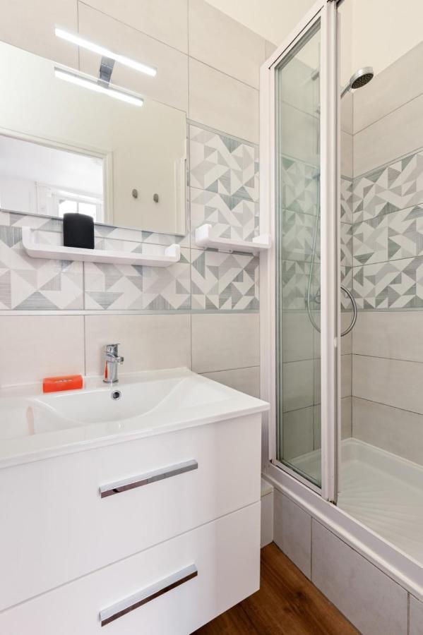 2 Pers Atypique Avec Terrasse-metro Valmycharming 2 People Unique