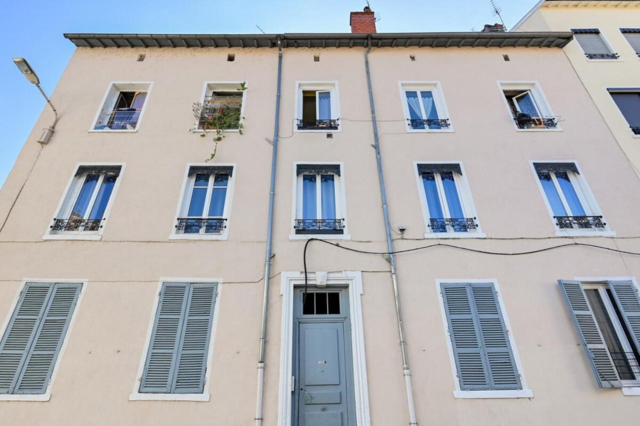 Apartment 2 Pers Atypique Avec Terrasse-metro Valmycharming 2 People Unique *