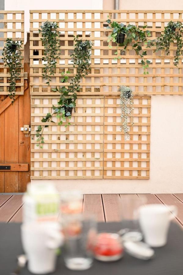 Apartment 2 Pers Atypique Avec Terrasse-metro Valmycharming 2 People Unique *