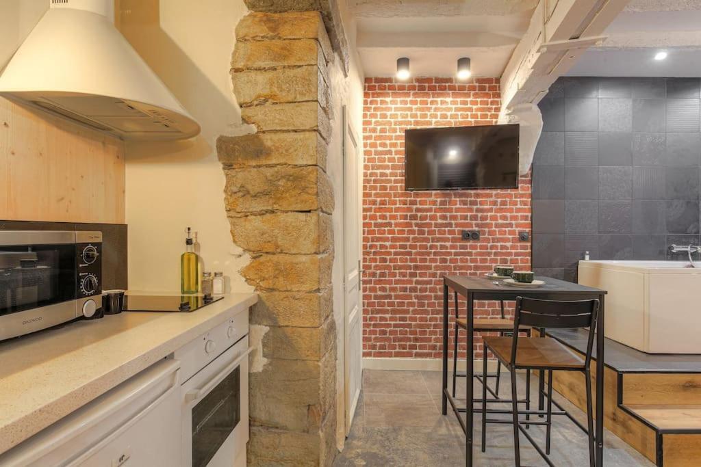 Industrial-style With Bathtub, Vieux-lyon Apartamento