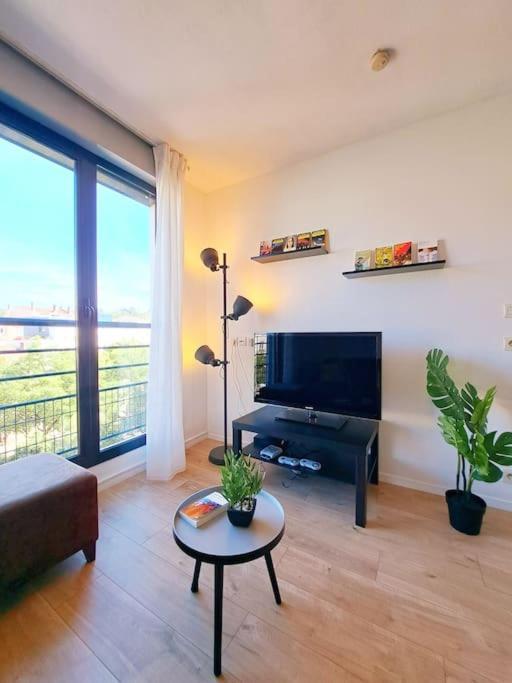 Le Valmy: Lumineux Au Pied Du Metro Apartment Lyon