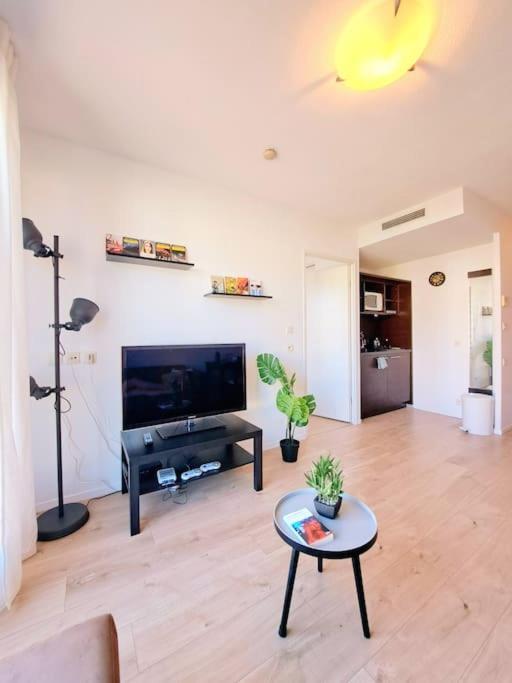 Apartment Le Valmy: Lumineux Au Pied Du Metro