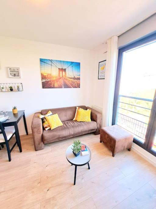 Apartment Le Valmy: Lumineux Au Pied Du Metro