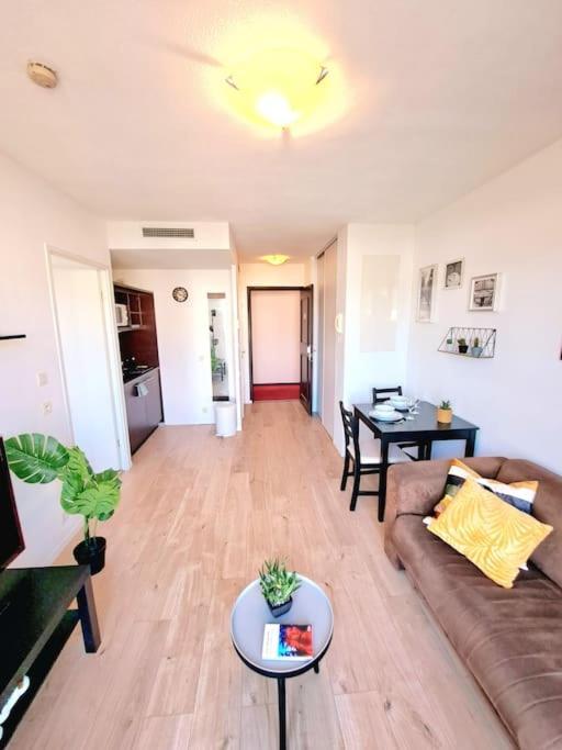 Le Valmy: Lumineux Au Pied Du Metro Apartment