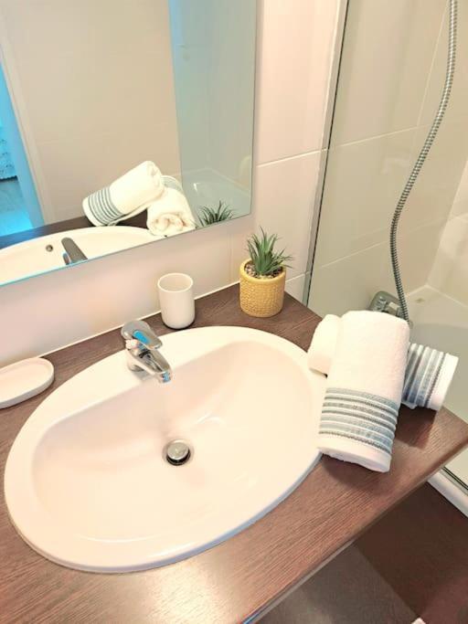 Le Valmy: Lumineux Au Pied Du Metro Apartment Lyon