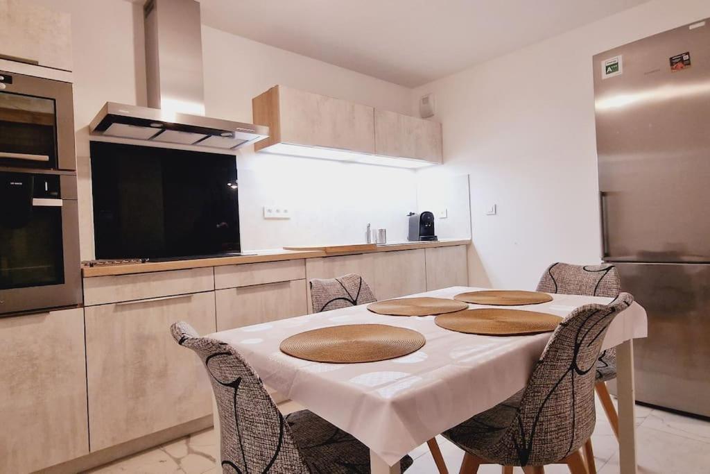 Appartement Spacieux, Lumineux, Chic ,60m2 Au Coeur Du 6eme -quartier Foch- Avec Grand Balcon Lyon