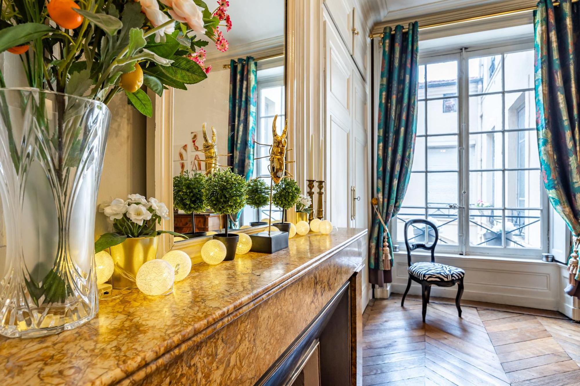 Haussmannien D'artiste, Exception, Quai De Saone Balcon+parking *