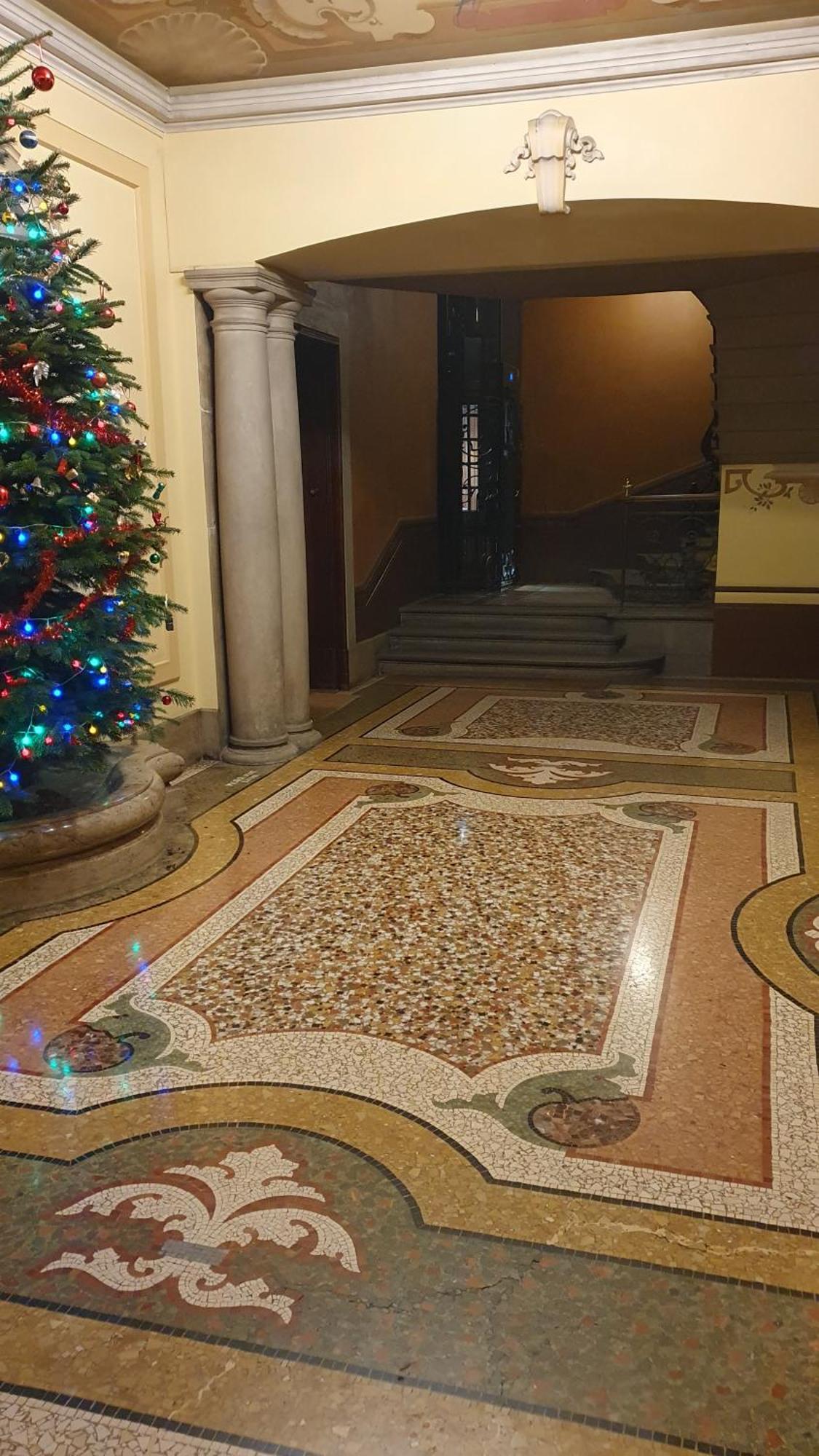 Totalement Renove En Plein Centre-ville Devant La Prefecture De *
