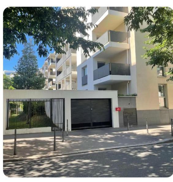 Elegant 45 M2 6 + Garage. Idealement Situe Apartment