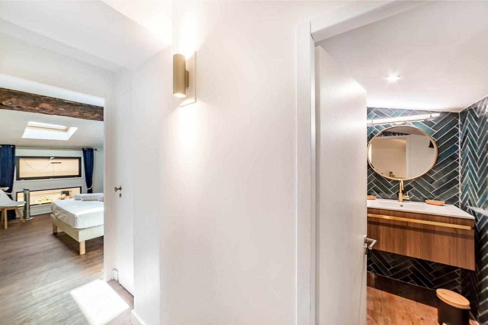 High-end Overlooking The Quays Ail *