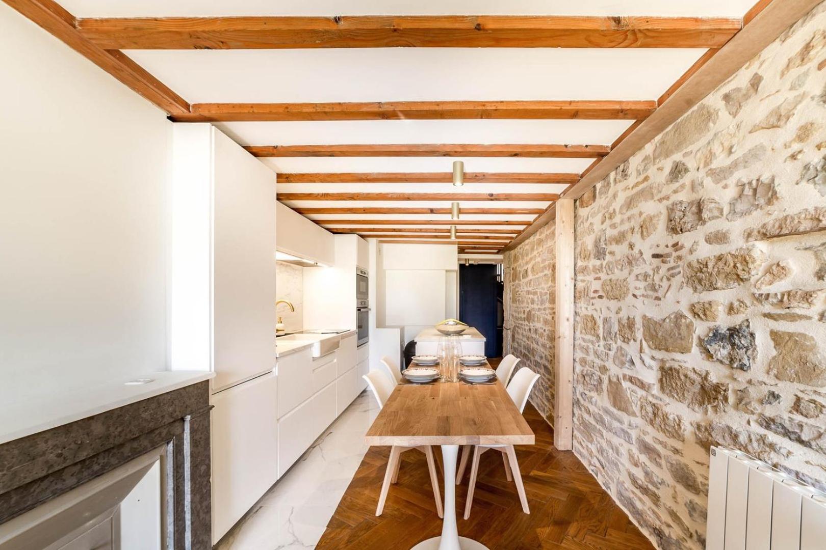 High-end Overlooking The Quays Ail *
