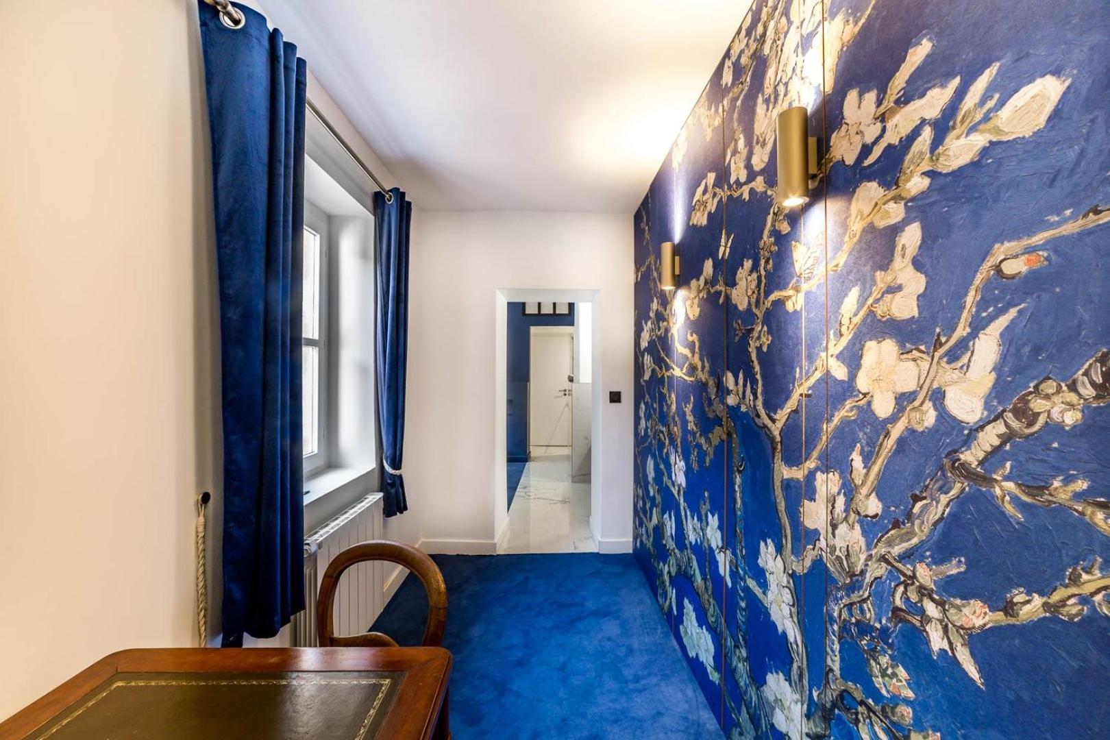 High-end Overlooking The Quays Ail Lyon