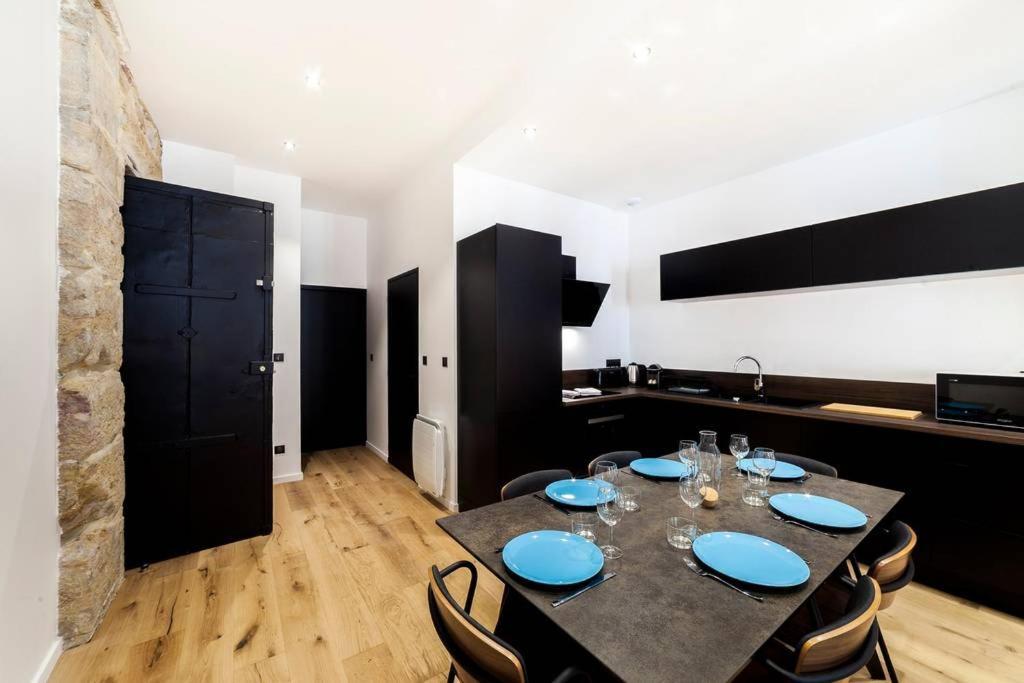 Charme Traditionnel Et Design Moderne En Plein Centre De Appartement *