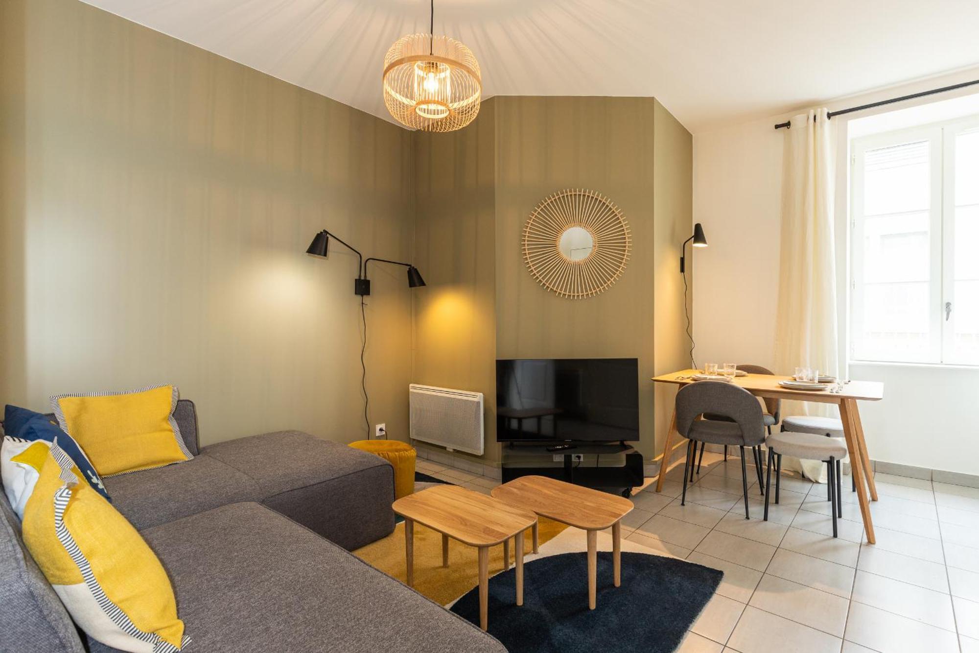 Dify Berthelot - Jean Mace Apartment *