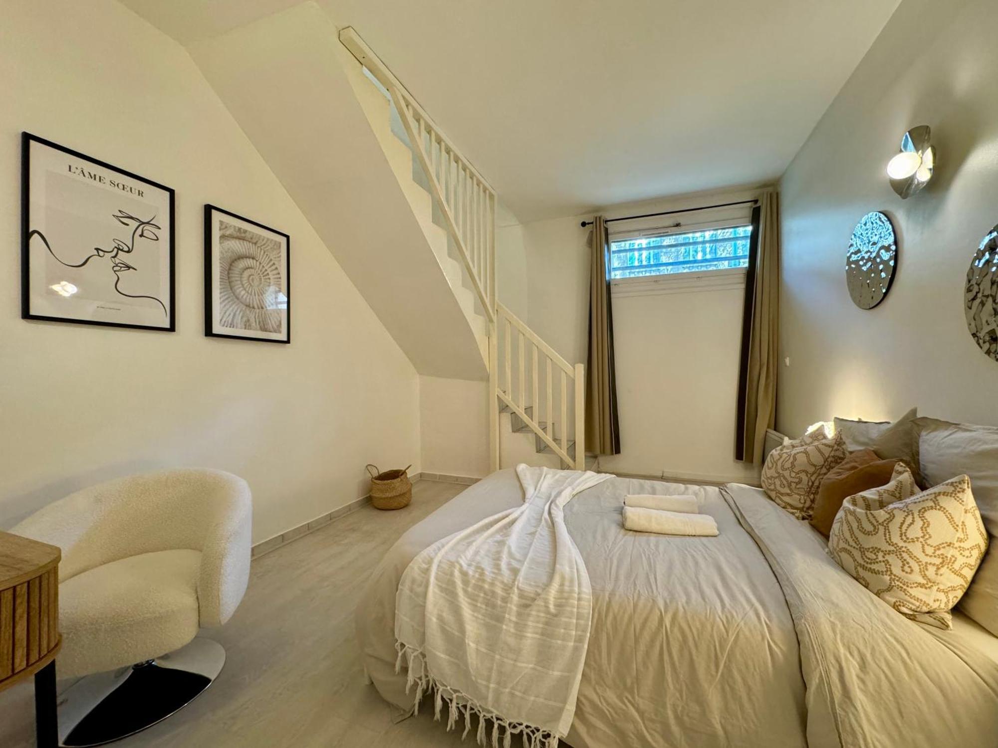 Azure Apartment *