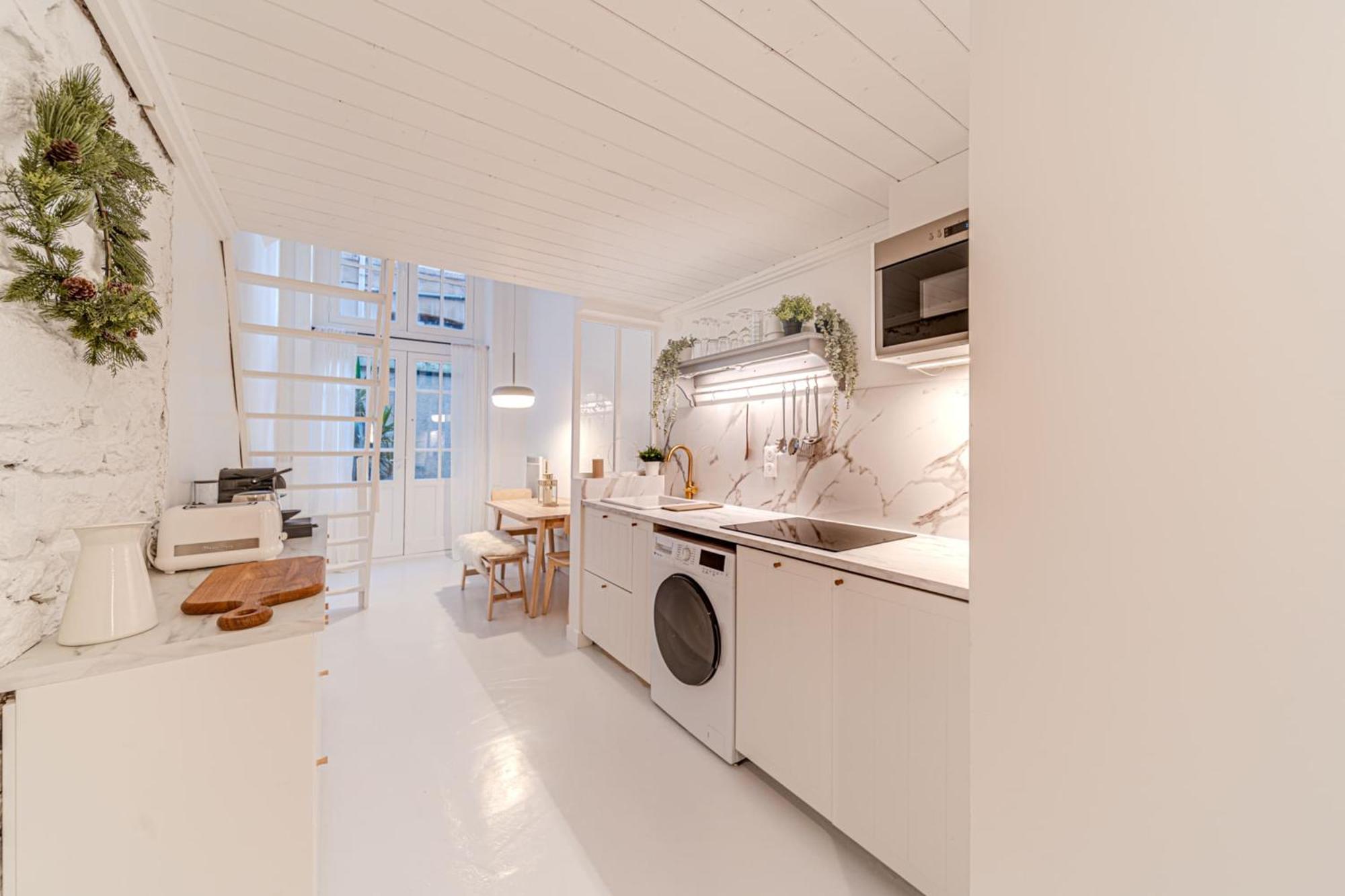 Charming Renovated Pied-a-terre Saxe Gambetta Apartment